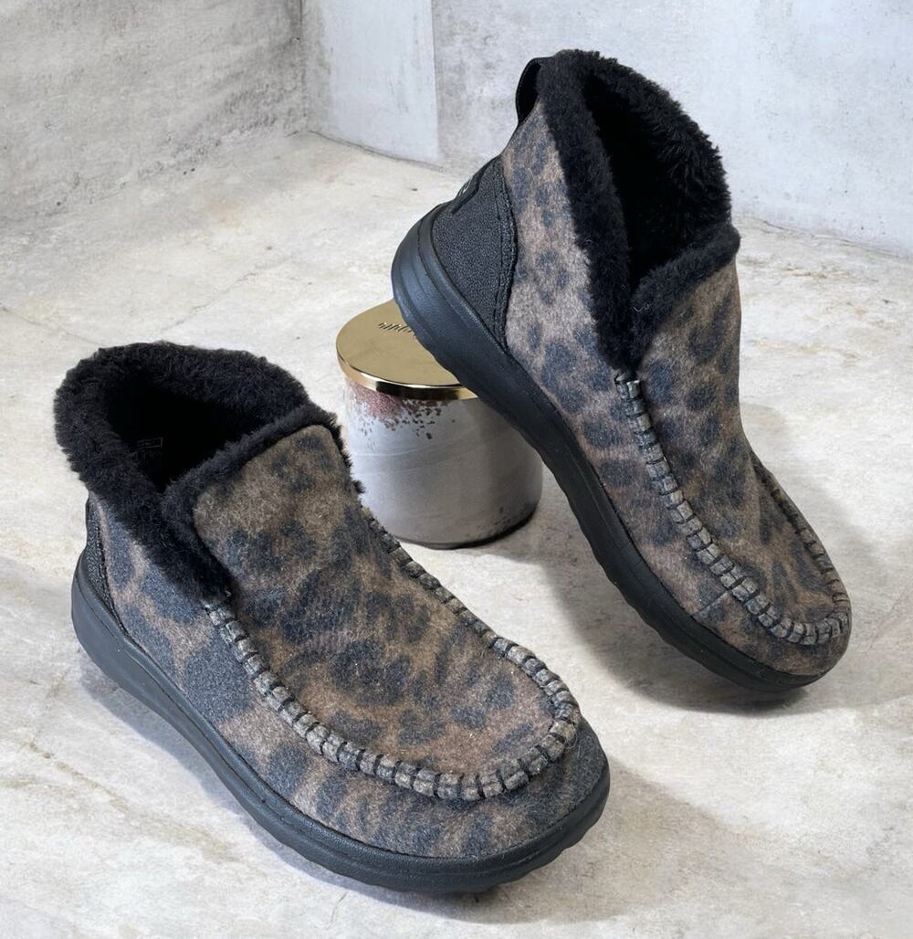 Hey Dude Denny Leo Nut Boots Slip On Booties Women’s Sz 7 Leopard Print Faux Fur